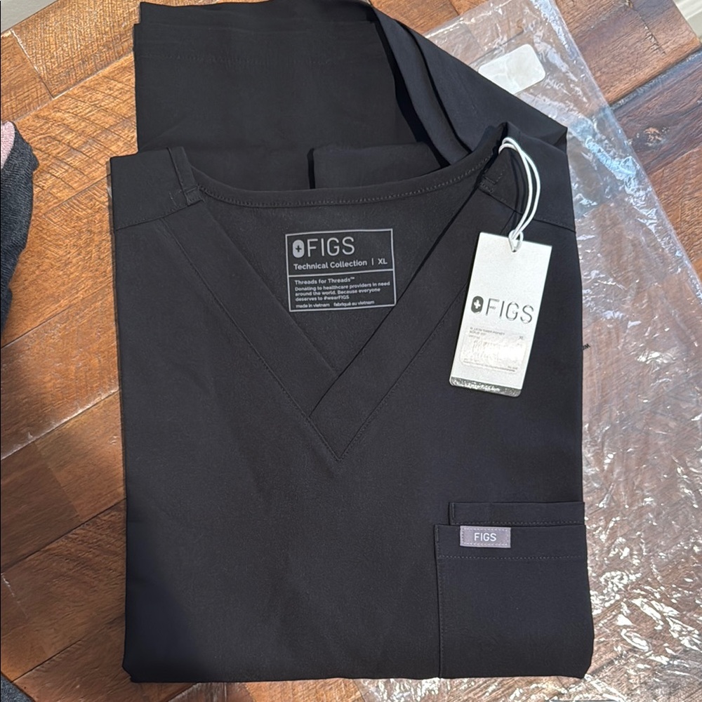 Men’s Figs Black Leon Three Pocket Scrub Top XL